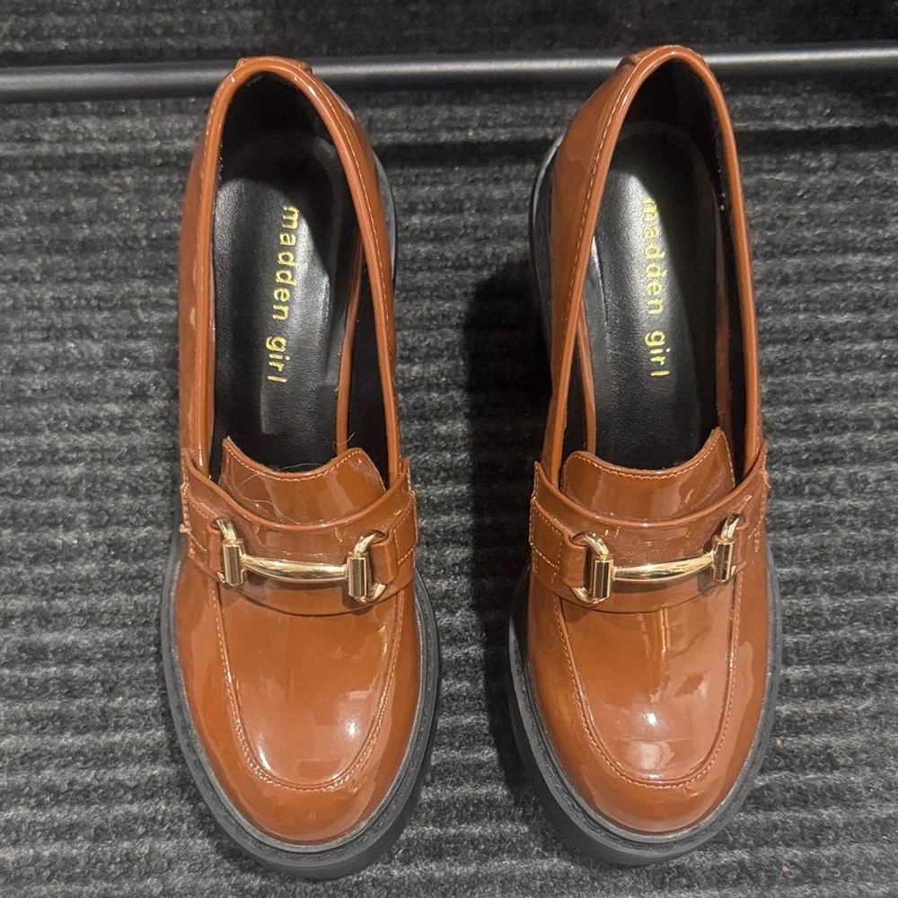 Madden Girl
Kiiera Platform Tailored Lug Sole Heeled Loafers - Picture 2 of 8